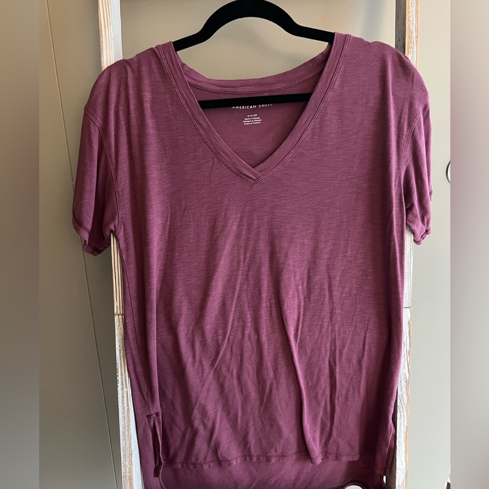 American Eagle V-neck T-shirt Purple